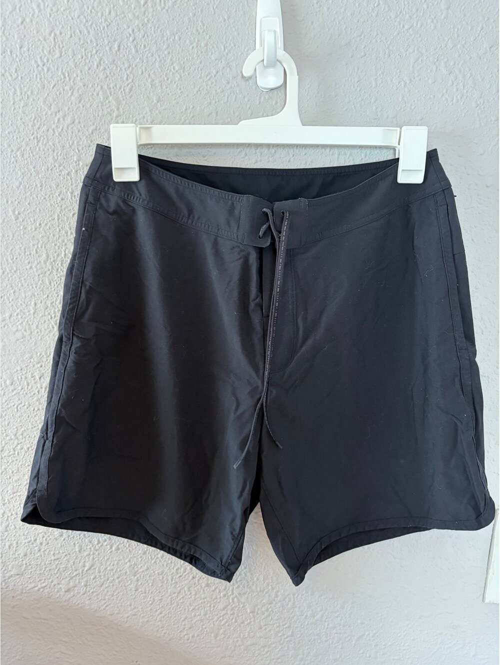 Men's Lululemon Classic-Fit Linerless Board Short 7in Black size 32. On the webs